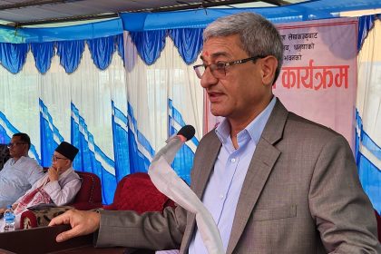 जिल्ला प्रशासनको भवन शिलान्यासको क्रममा सम्बोधन गर्दै गृहमन्त्री लेखक