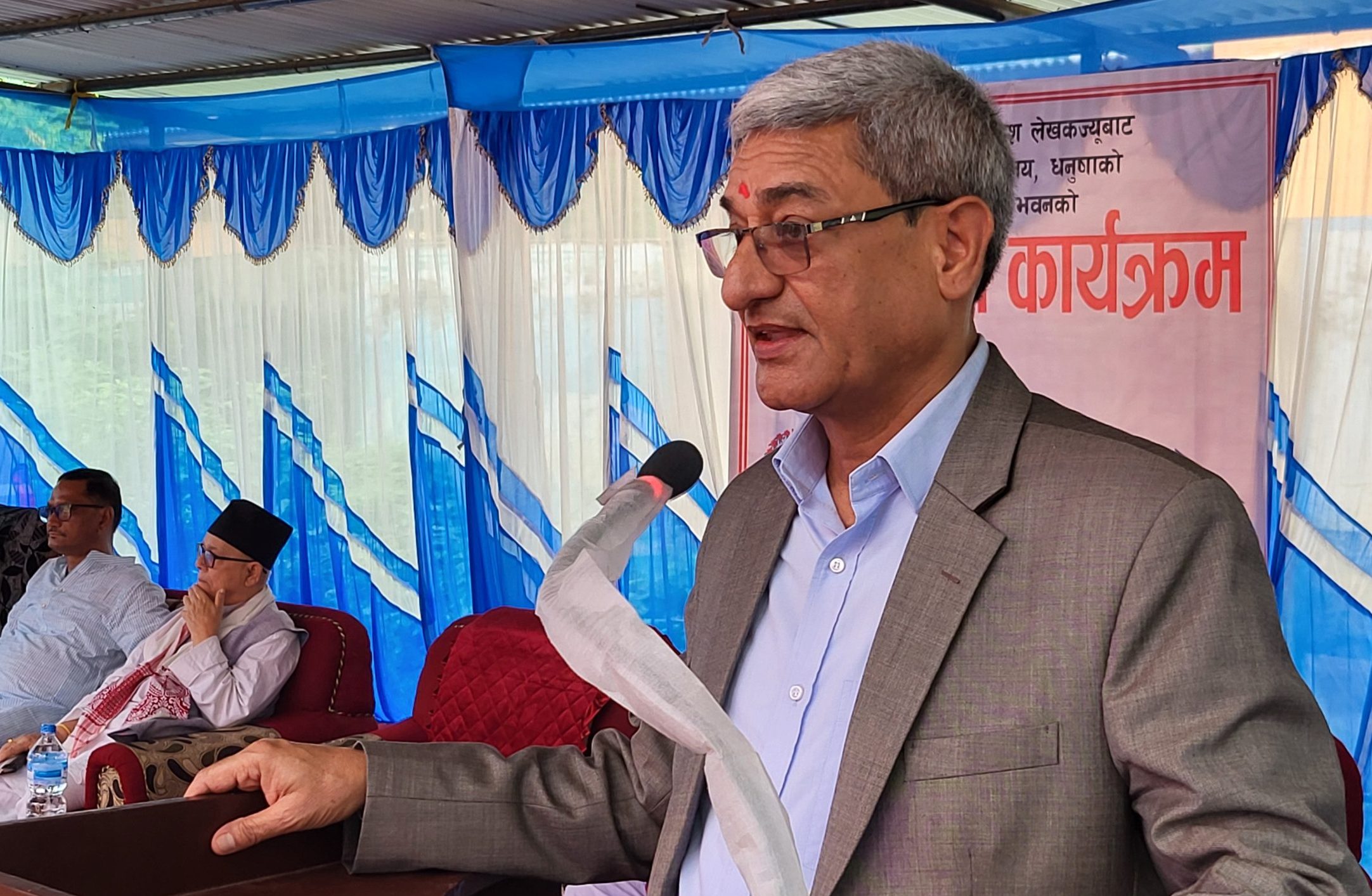 जिल्ला प्रशासनको भवन शिलान्यासको क्रममा सम्बोधन गर्दै गृहमन्त्री लेखक