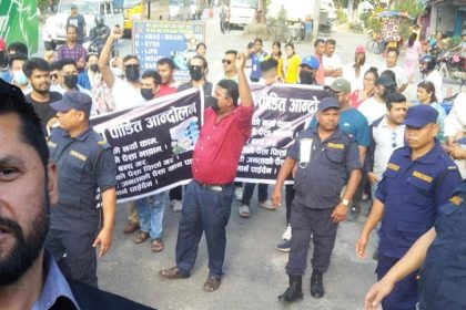 रविलाई आफ्नै निर्वाचन क्षेत्रमा सहकारी पीडितले कालो झण्डा देखाए
